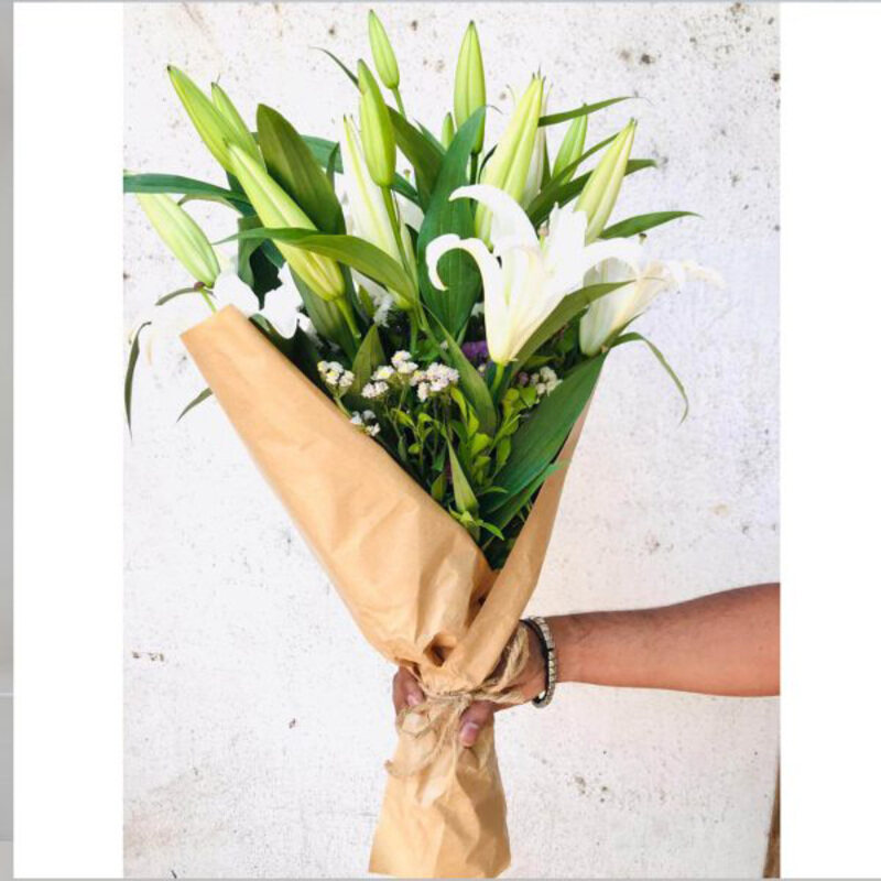 Carmel Flowers Lilly with Love Stem Lilly with Fillers & Brown Wrapping, 5 Pieces, White
Carmel Flowers Lilly with Love Stem Lilly with Fillers & Brown Wrapping, 5 Pieces, White
