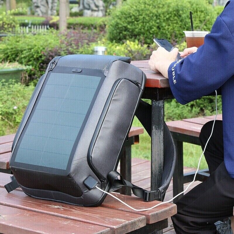 حقيبة ظهر تعمل بالطاقة الشمسية يمكنك شحنها أثناء التنقل مع تخزين طاقة متعدد الاستخدامات