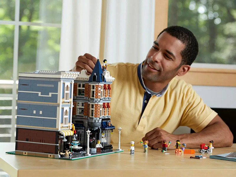 Lego Creator Expert Assembly Square Building Set, 4002 Pieces, Ages 16+, 10255, Multicolour