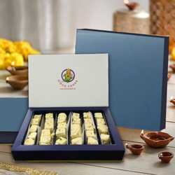 Niks Cousine Premium Malai Barfi in Exclusive Gift Box, 900g