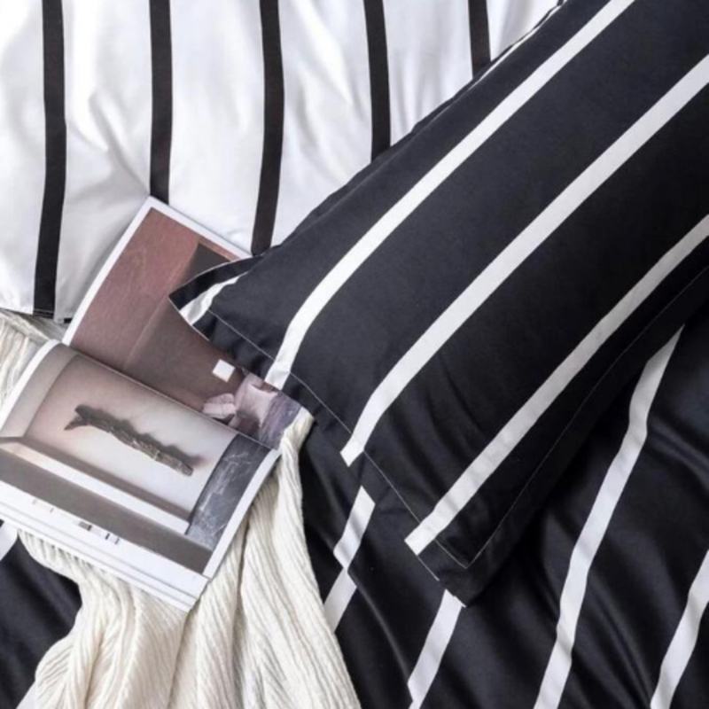 ديلز فور ليس طقم سرير من 6 قطع بتصميم خطوط أفقية، 1 غطاء لحاف + 1 شرشف سرير + 4 غطاء وسادة، أسود/أبيض، كوين/ مزدوج