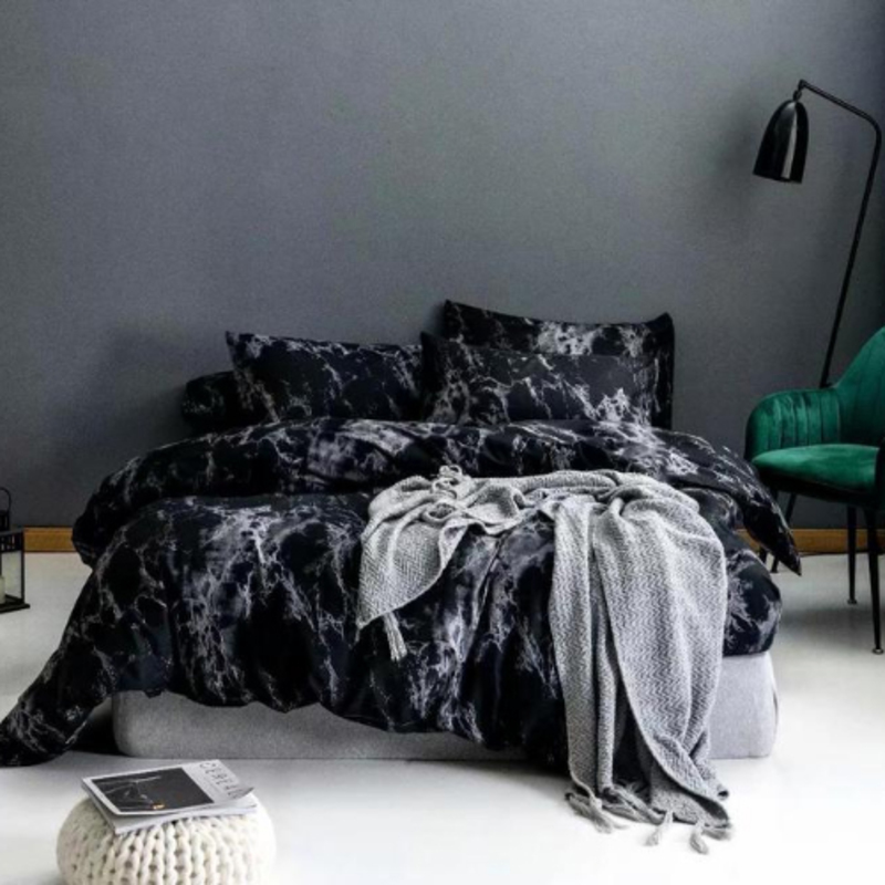 ديلز فور ليس طقم سرير من 4 قطع بتصميم رخامي جميل، 1 غطاء لحاف + 1 شرشف بمطاط + 2 غطاء وسادة، أسود، مفرد