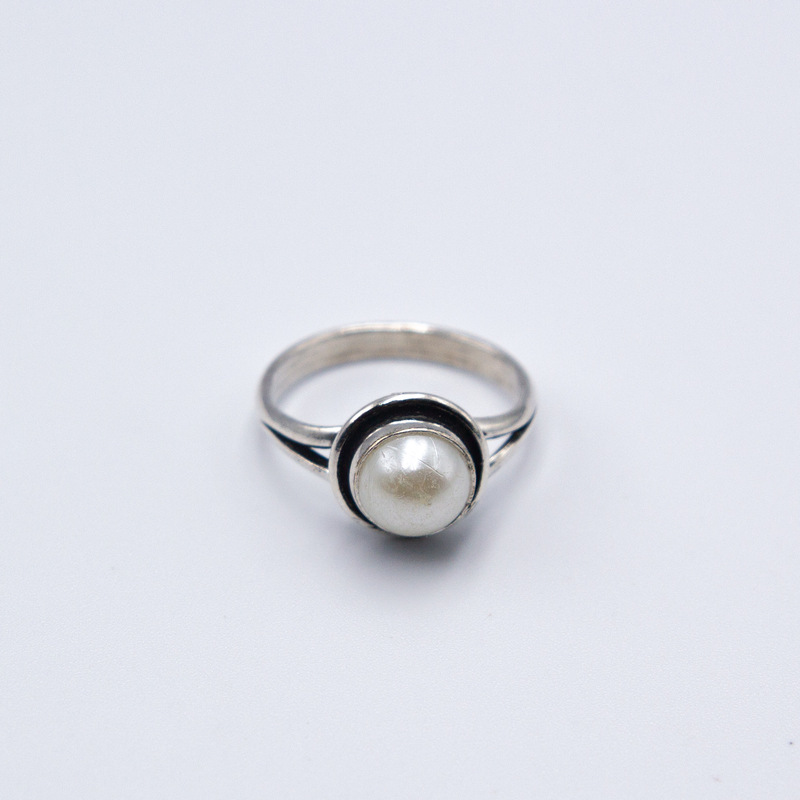 Natural Pearls Ring Ornamental with Pure Silver Linings Unisex, White/Silver