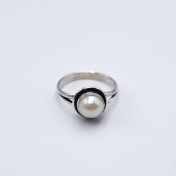 Natural Pearls Ring Ornamental with Pure Silver Linings Unisex, White/Silver