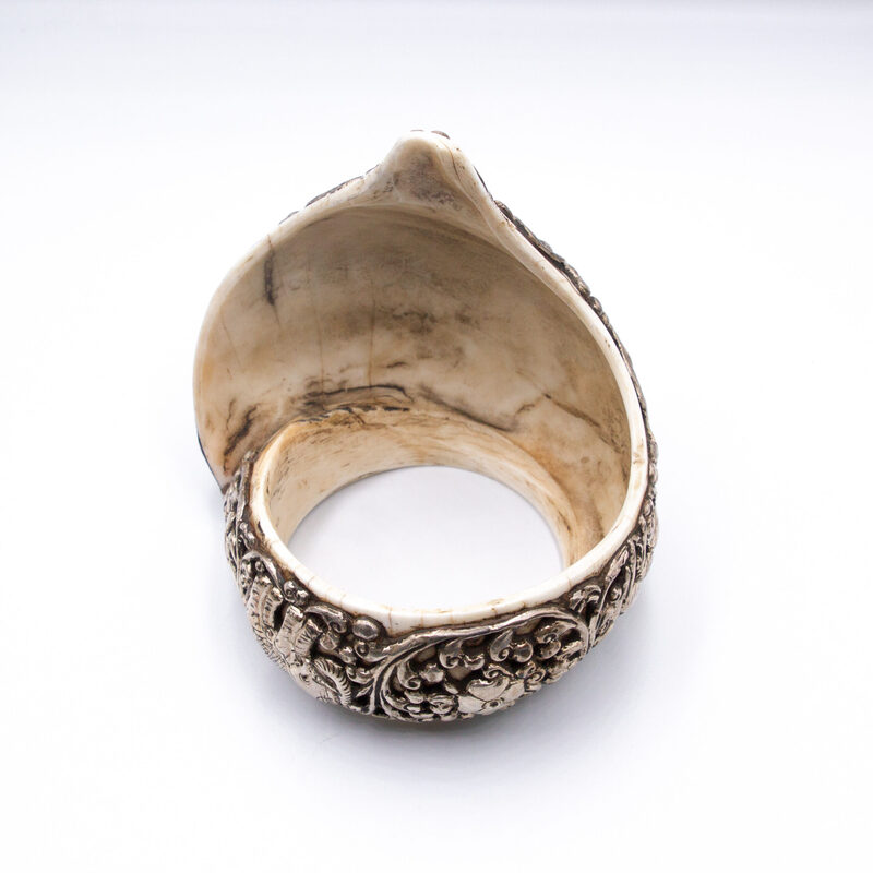 Exquisite Pure Silver Handmade Shell with Peacock Carving for Decorative Purpose, Silver