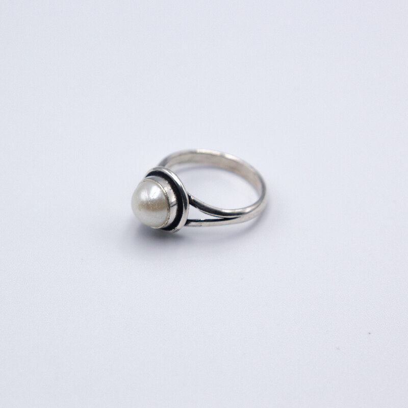 Natural Pearls Ring Ornamental with Pure Silver Linings Unisex, White/Silver