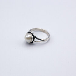 Natural Pearls Ring Ornamental with Pure Silver Linings Unisex, White/Silver