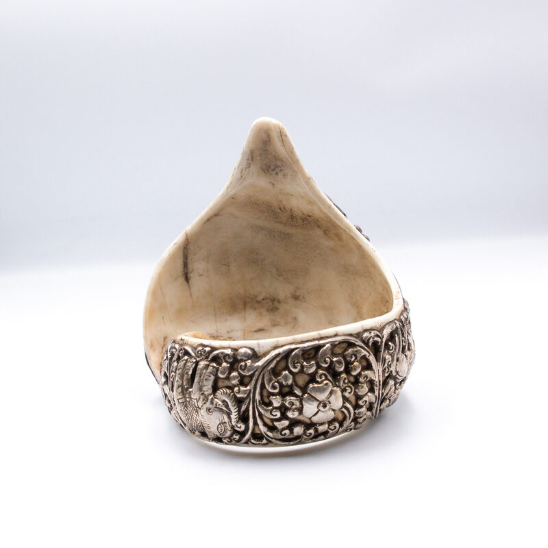 Exquisite Pure Silver Handmade Shell with Peacock Carving for Decorative Purpose, Silver