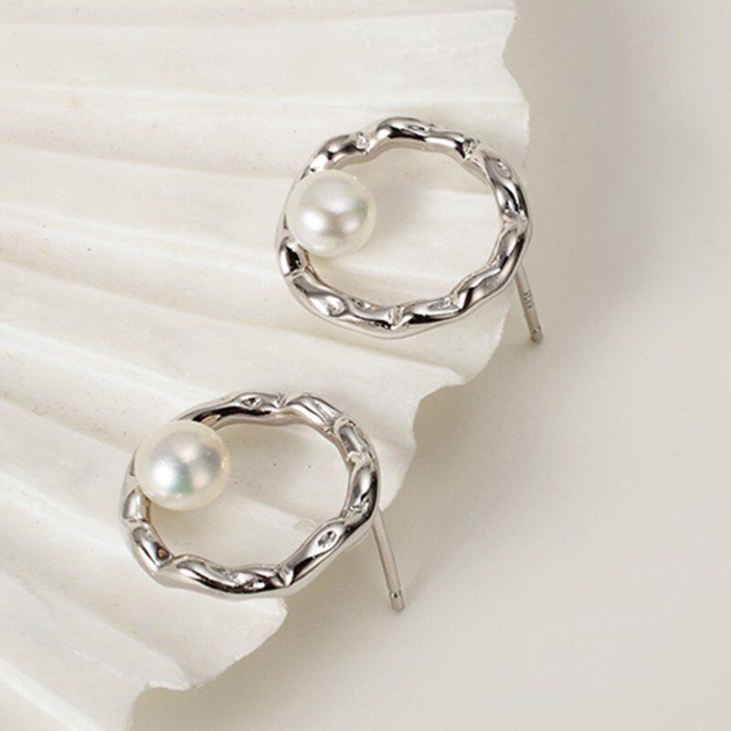

Lussocollezioni Sophisticated Silver Twist Earrings with Dropped Pearl