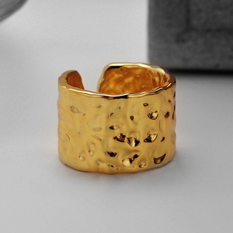 

lussocollezioni Bold Gold Ring with Chic Style