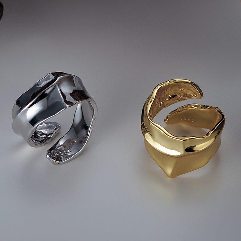 

lussocollezioni Ezoy Gold Ring with Classic Sophistication