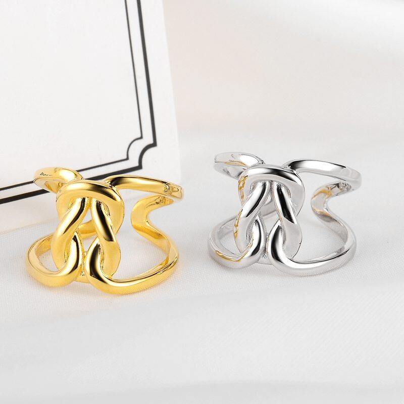 

lussocollezioni Infinity Gold Ring with a Classic Touch