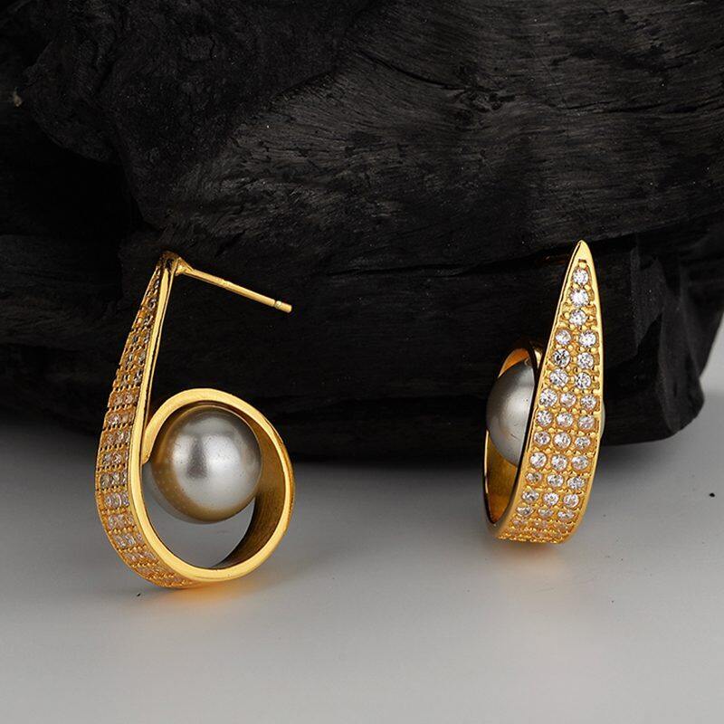 

Lussocollezioni Gold-Plated Shell Pearl Earrings with Luxurious Design
