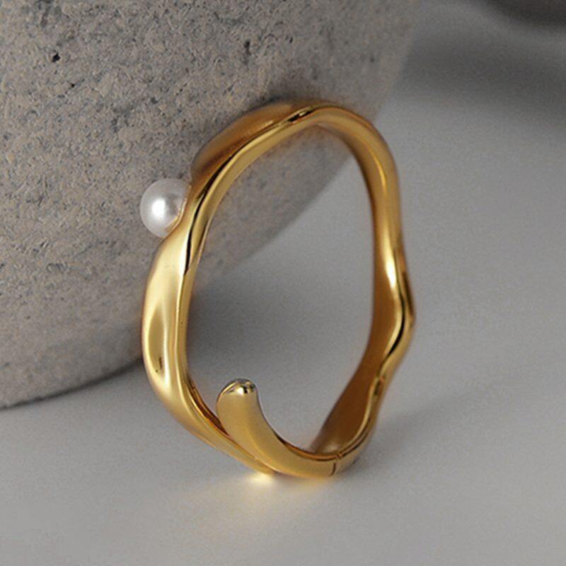 

lussocollezioni Shell Pearl Gold Ring with Sophisticated Curves