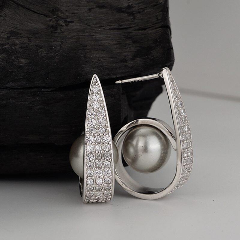 

Lussocollezioni Silver-Plated Shell Pearl Earrings for Classic Style