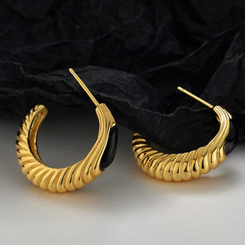 

Lussocollezioni Golden Esme Earrings with Timeless Sophistication