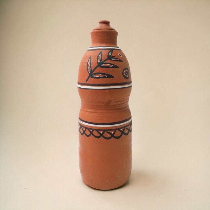 

ARK Naturals ARK DhaaroVibes Rustic Charm Bottle 1000 ml. Handcrafted by Artisans. Organic and Non Toxic. Pure Clay with intricate designs. Mitti Bottle