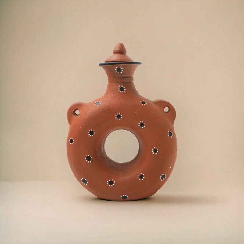 

ARK Naturals ARK DhaaroVibes Small Dount Bottle 200 ml handcrafted by Village Artisans. Organic and Natural Cooling. Mitti Bottle