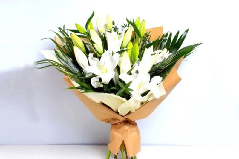 

Carmel Flowers Elegance of Lilly Stem with Leaves & Brown Wrapping, 7 Pieces, White