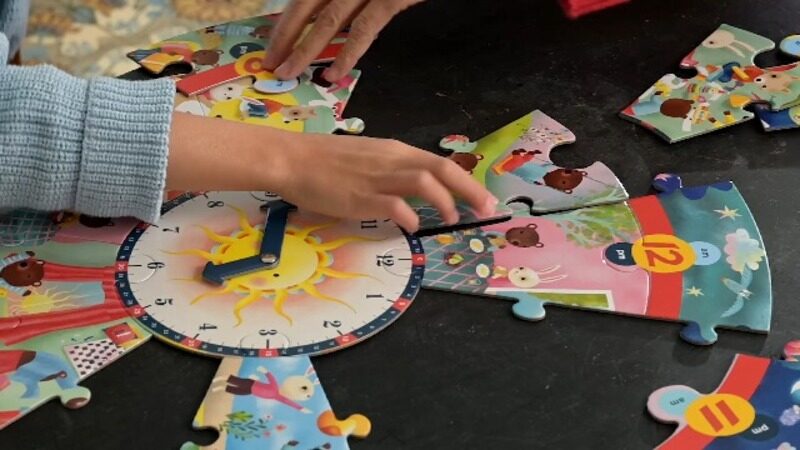 eeBoo Around the Clock 25 Pieces Giant Round Puzzle for Education and fun to play for kids.