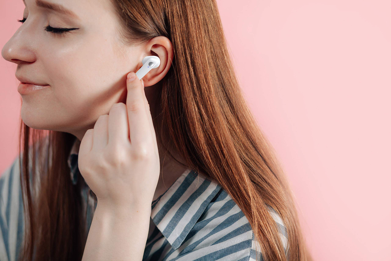 ميموري سماعات أذن لاسلكية داخل الأذن سكول المضادة للبكتيريا مع علبة الشحن ، بيضاء