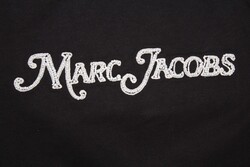 مارك جاكوبس تي شيرت بأكمام قصيرة وياقة دائرية وشعار مطرز للبنات، 10A، أسود