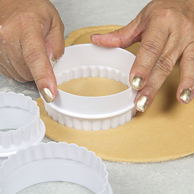 Topenca Supplies 5-Piece Plastic Round Shape Cookie Cutter Set, White