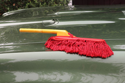 Car Mart VQ-2067/2347 Car Duster with Wooden Handle, Red