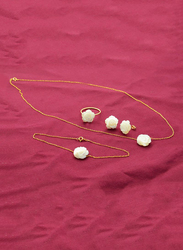 فيرا بيرلا طقم مجوهرات 4 قطع من الذهب عيار 18 قيراط للنساء من وردة منحوتة من من عرق اللؤلؤ قلادة، سوار، أقراط وخاتم- أبيض
